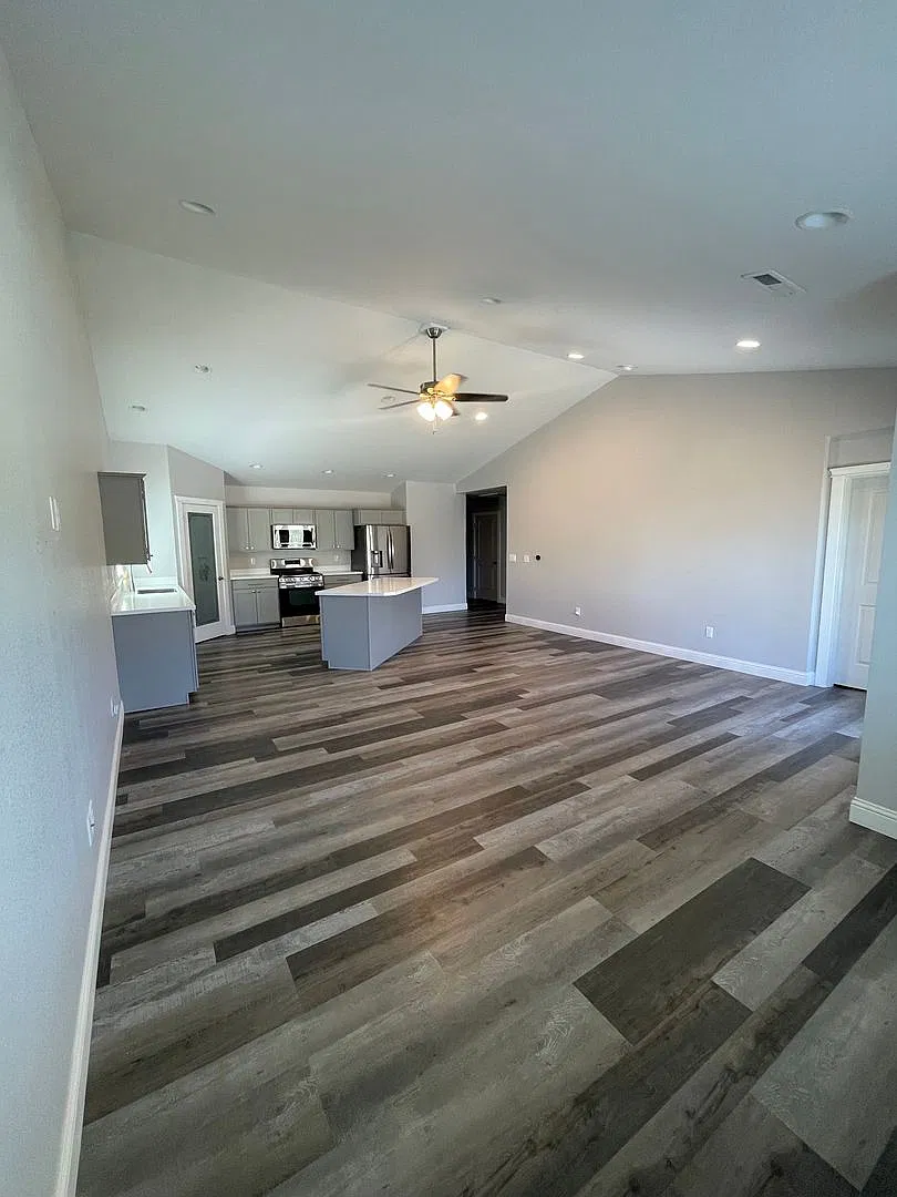 Entertainers delight, 3bdrm 2.5 bath home with garage and fenced yard and RV parking — Photo 4