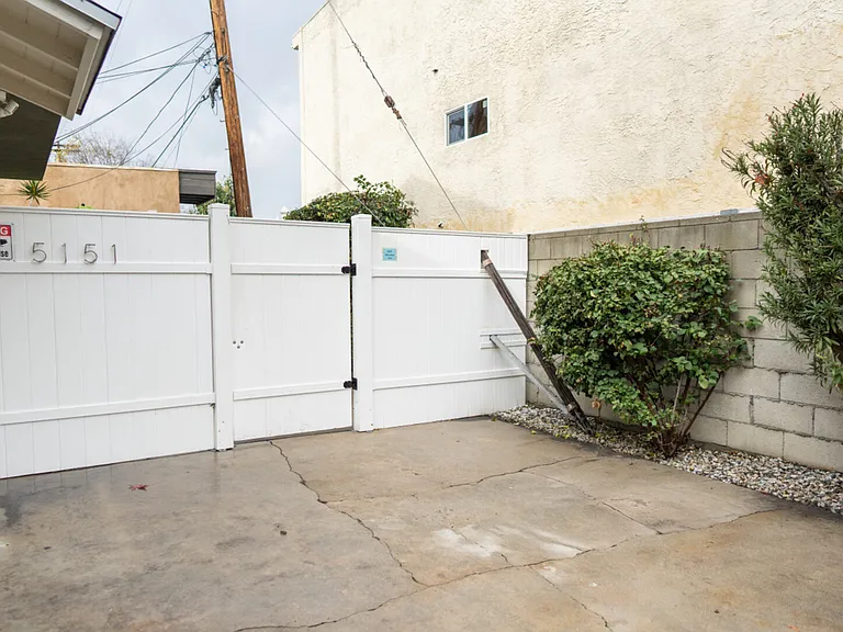 Riverton Ave — Photo 24