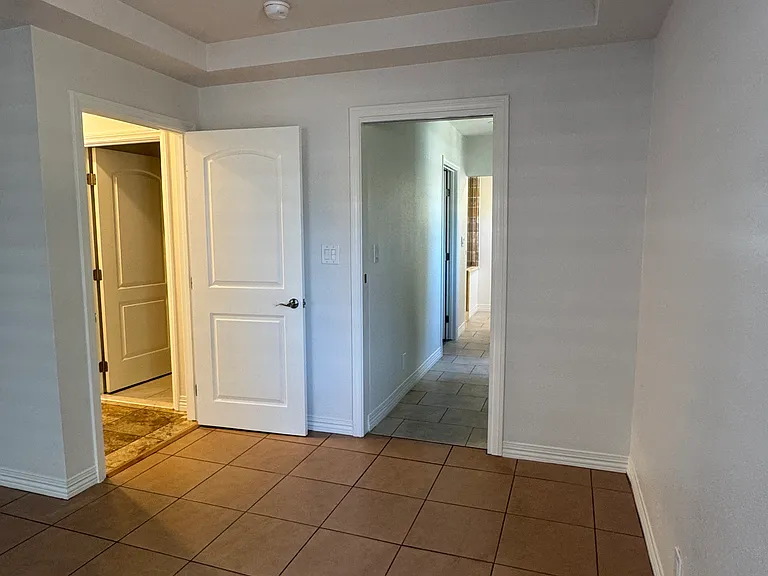 5766 Newcastle Ave — Photo 32