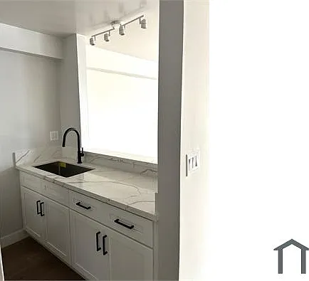 1505 S Hoover St #2 — Photo 5
