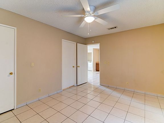 3rd image of 824 Hedge Way Unit 2