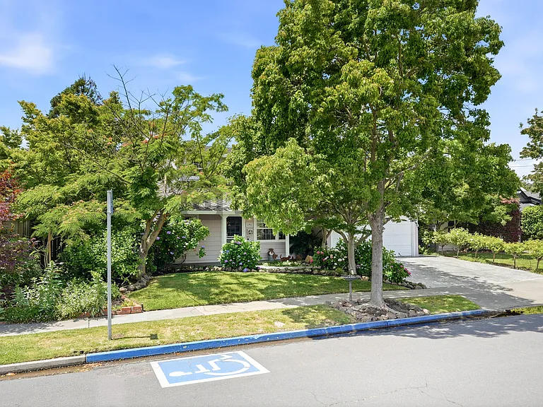 191 Pickwick Dr — Photo 2
