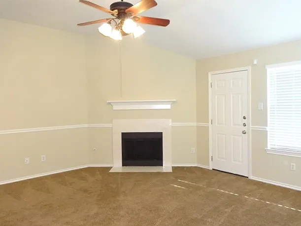 1819 Manor Dr — Photo 4