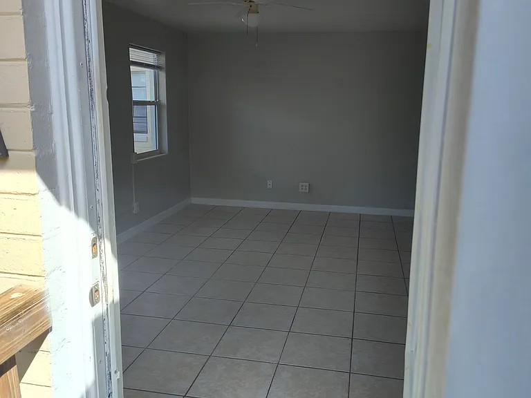 318 N Oleander Ave — Photo 4