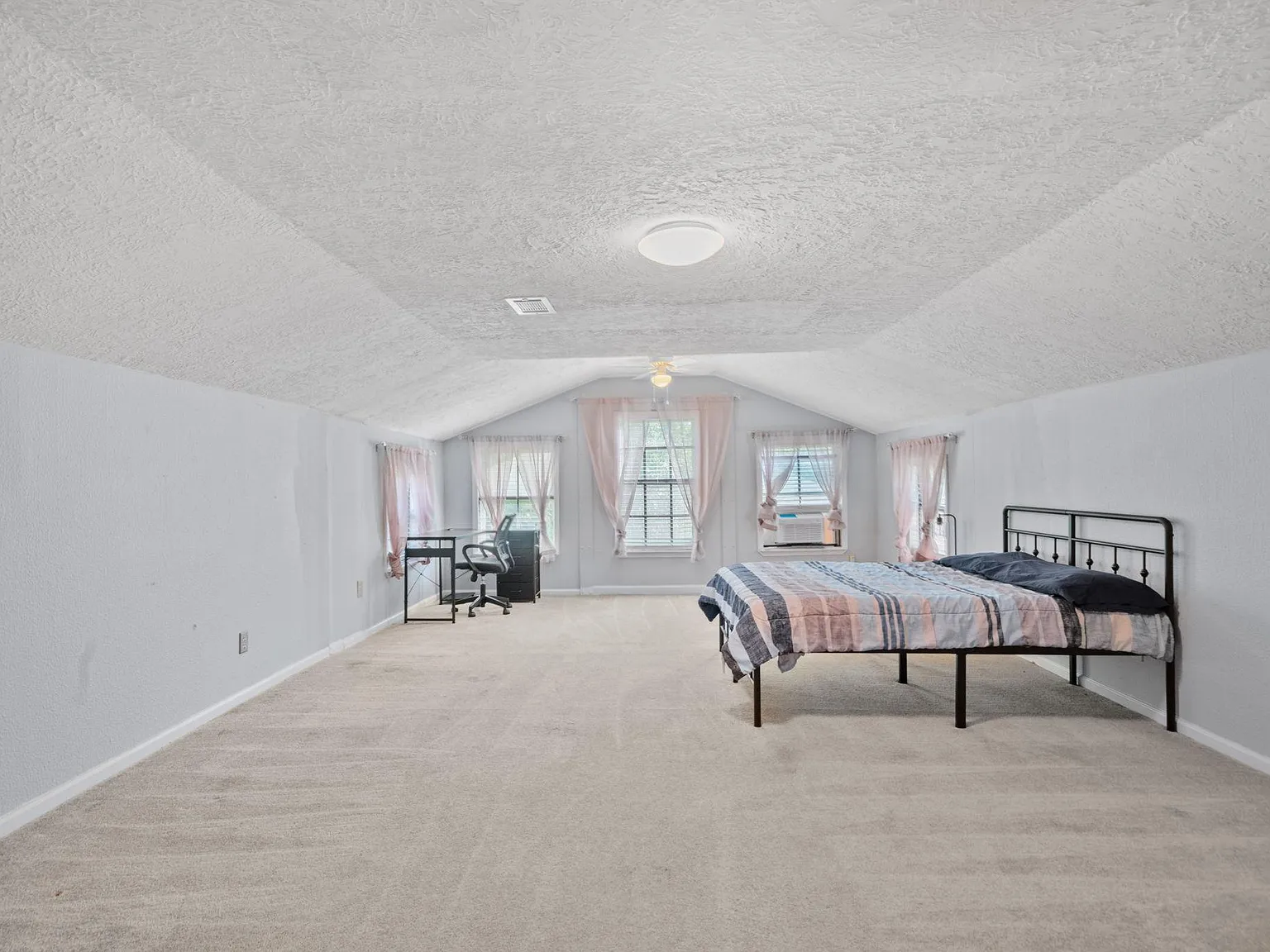 4 bed, 4.0 bath, 4000 sqft, $1,087 — Photo 1