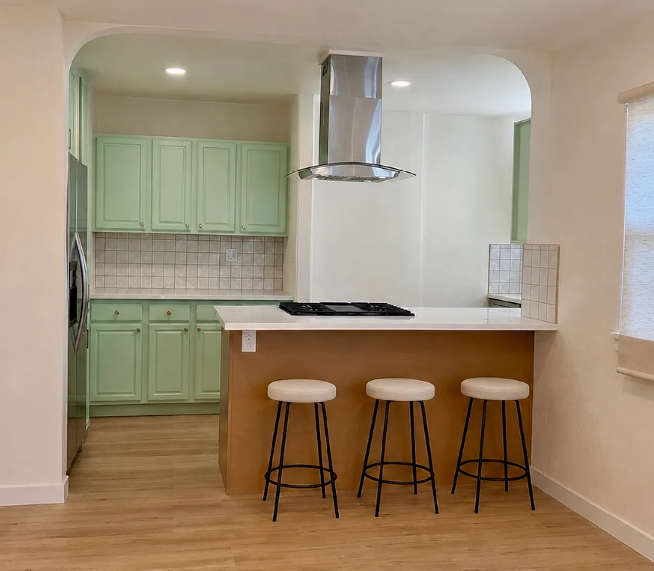 2 bed, 800 sqft, $3,000 — Photo 3