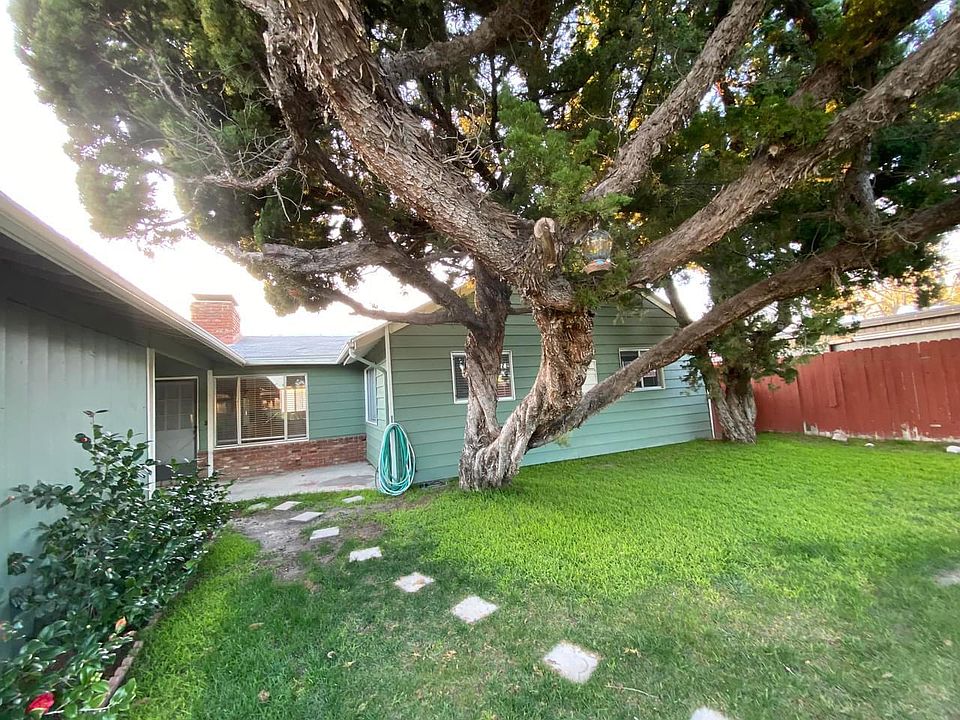 Front yard to entryway