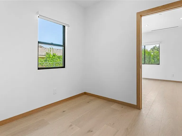 514 W Washington Blvd — Photo 29