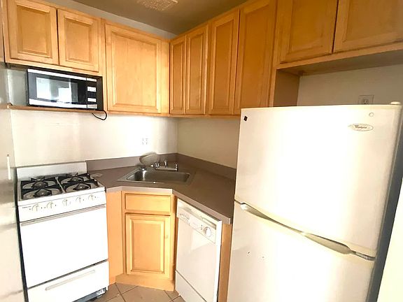 3rd image of 222 W 72nd St APT 3a