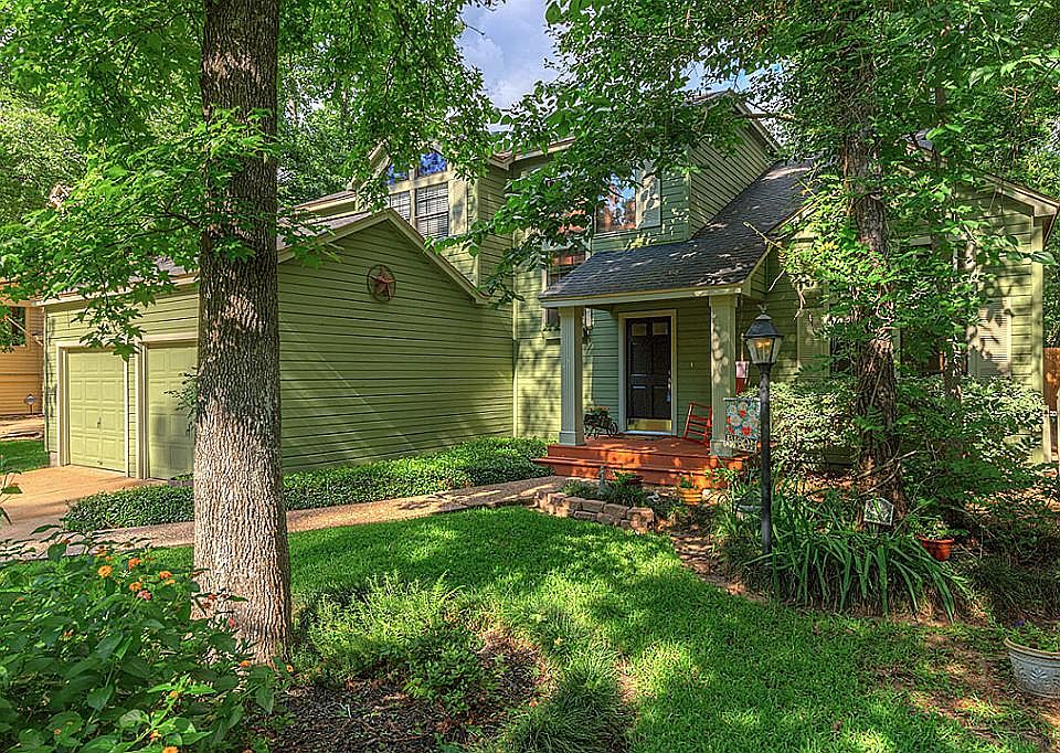 22 Twisted Birch Place in nestled in a court in the popular Trace Creek neighborhood. Beautiful matu