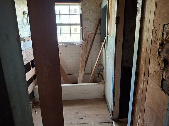 3rd image of 309 Overton St