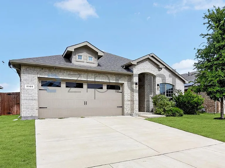 2325 Emerald Springs Dr — Photo 2
