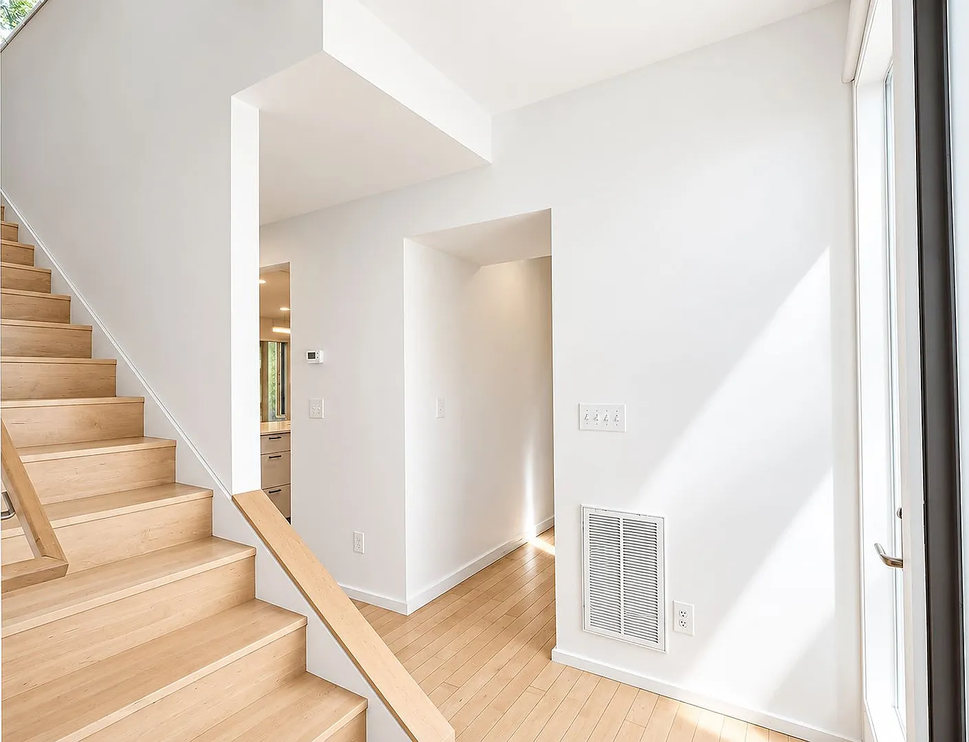 Spacious Contemporary Home Near Downtown & UVA - Pets Are Welcome! — Photo 3