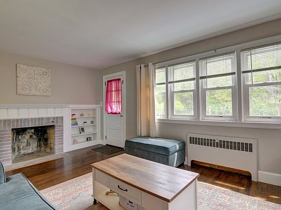 3rd image of 33 Elm St