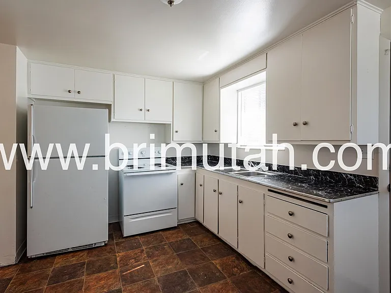 410 E Welby Ave — Photo 7