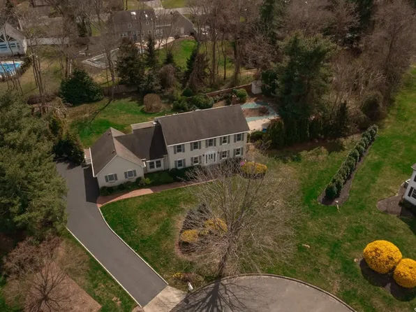 16 Lemark Court, Setauket, NY 11733