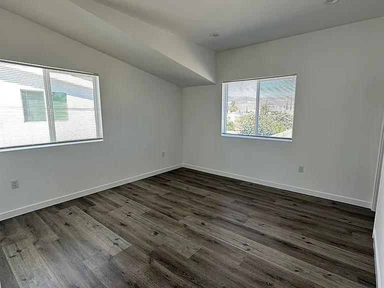 1119 N Berendo St — Photo 17