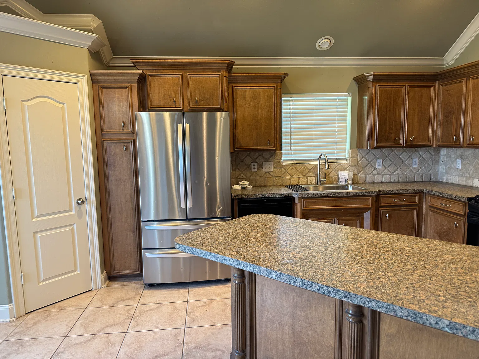 4 bed, 1889 sqft, $2,300 — Photo 4
