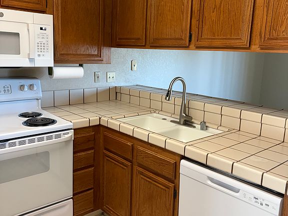 3rd image of 10 Peppermill Ct