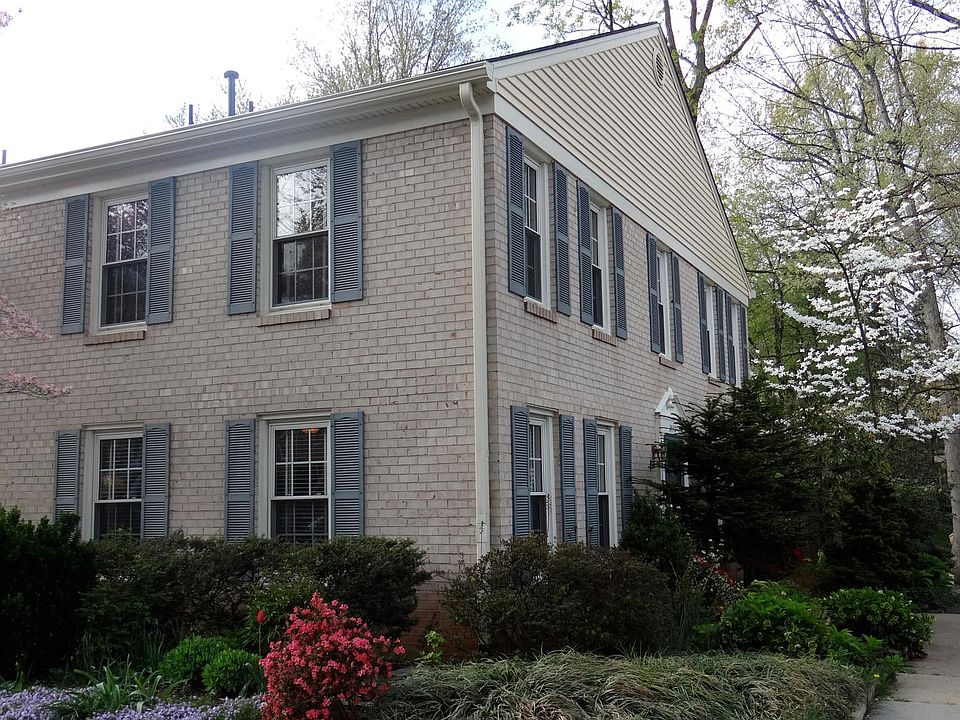 End unit townhouse in desirable community