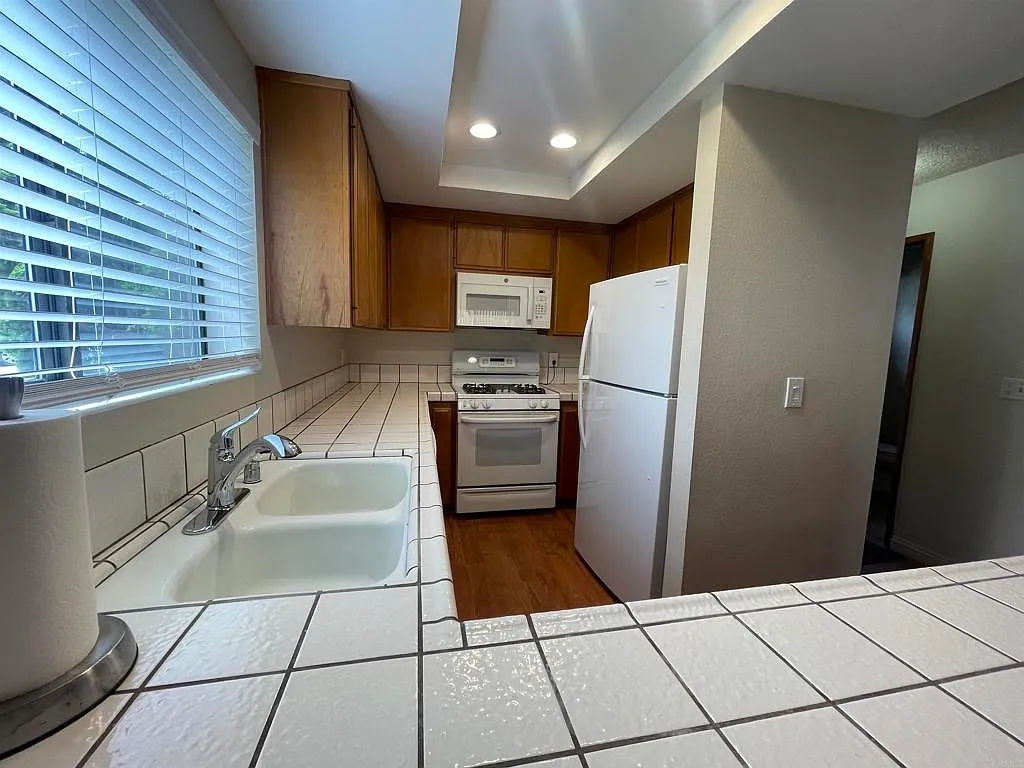 3 bed, 2.5 bath, 1214 sqft, $5,000 — Photo 4