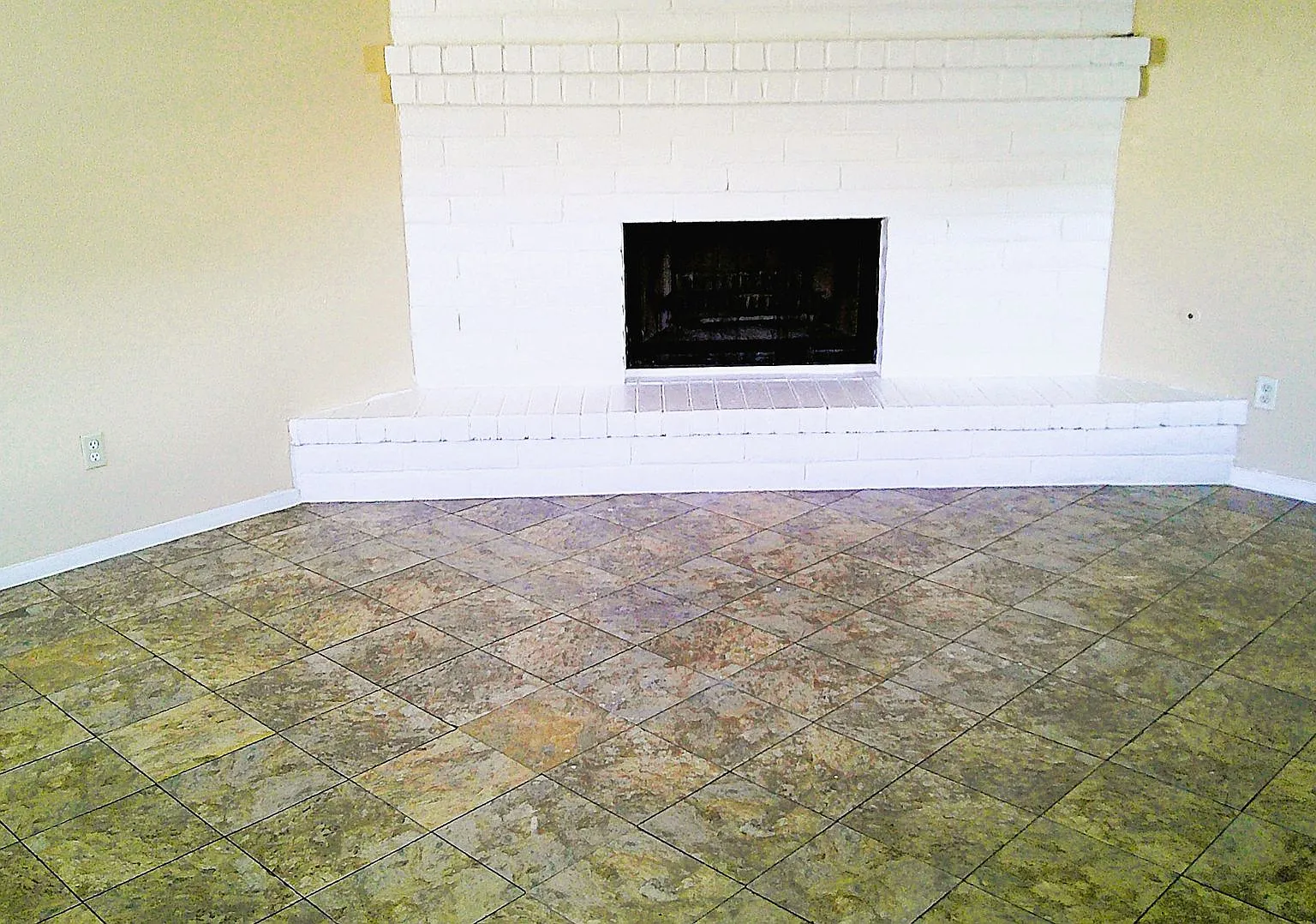 Adorable Single Level Eastside Duplex With Evaporative Air Located In Quiet Neighborhood — Photo 4