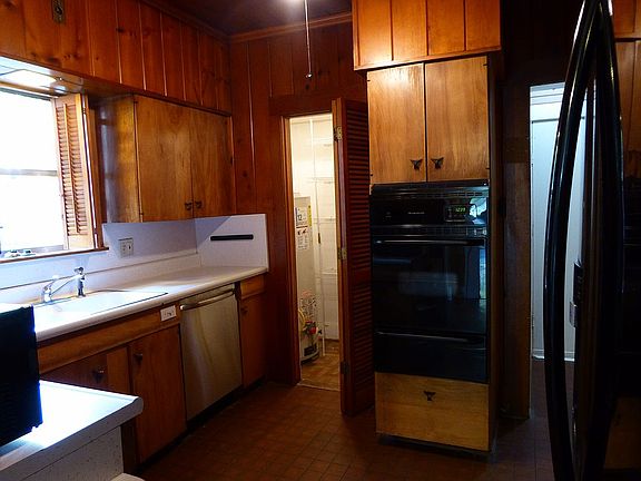 Kitchen w/ maple cabinets