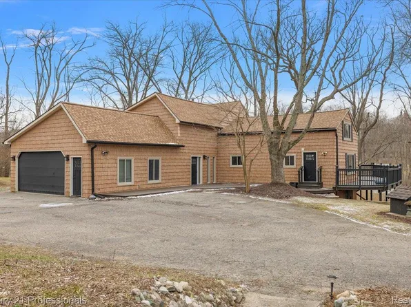 3185 Shimmons Rd, Auburn Hills, MI 48326