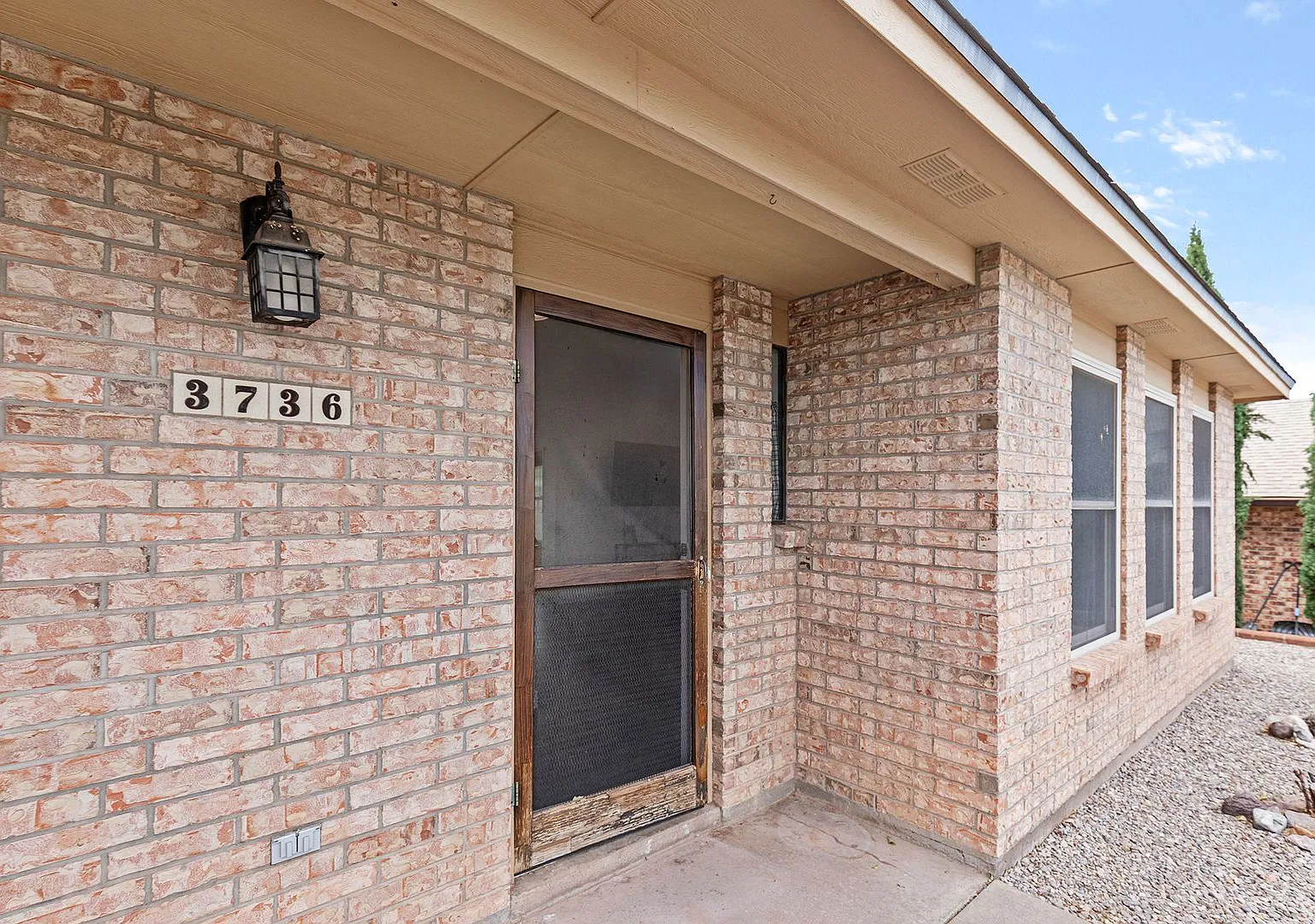 Beautiful 3 Bedroom, 2.5 bath home with Shed — Photo 3