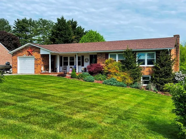 710 Country Club Dr, Wytheville, VA 24382