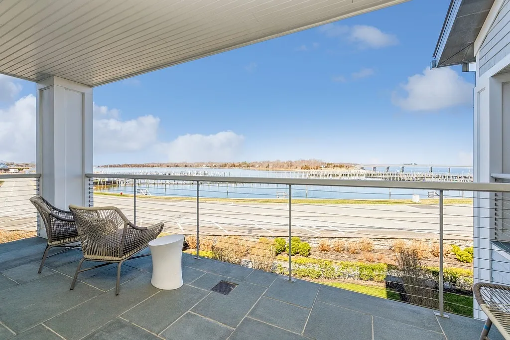 Sag Harbor Village, Chic Harbor Front Condominium — Photo 3