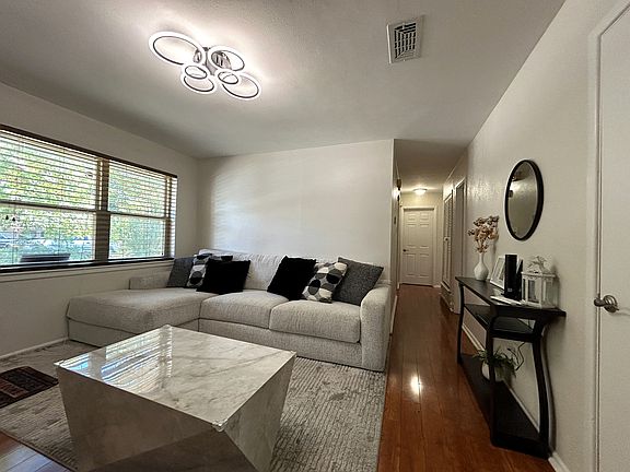 4th image of 861 Russell Ln