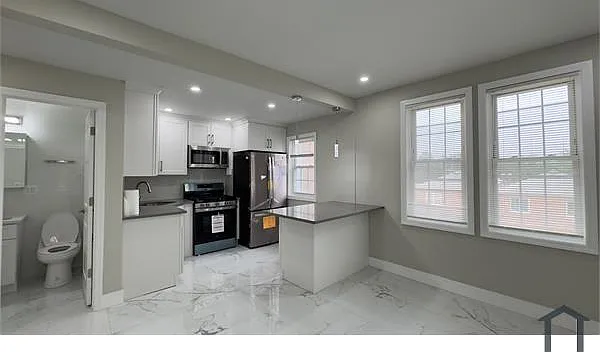 2 bed, 659 sqft, $3,058 — Photo 2