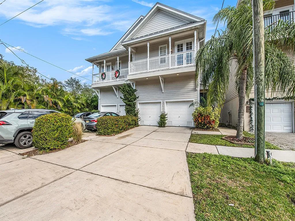 3 bed, 2.5 bath, 1936 sqft, $2,900 — Photo 2