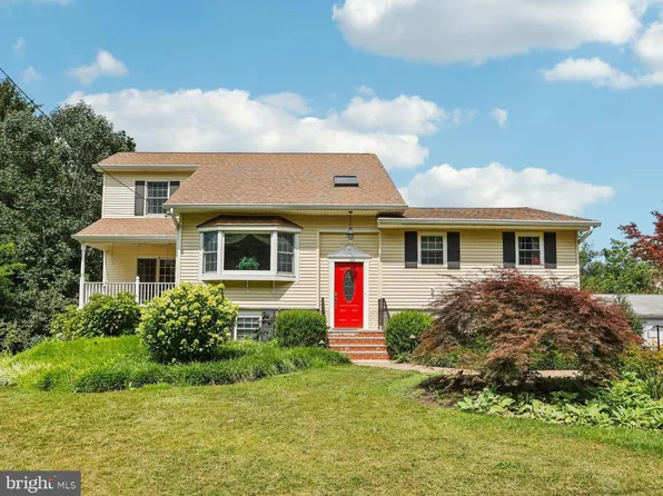 32 N Edgewater Ave, Yardley, PA 19067