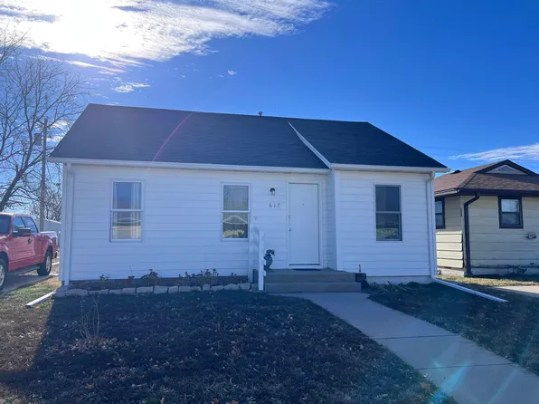 617 E 11th St, Cozad, NE 69130