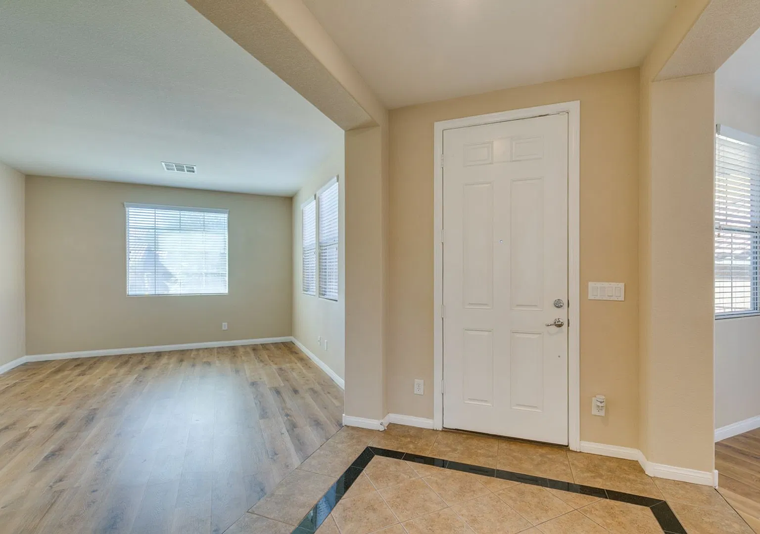 Beautiful Henderson Pool Property — Photo 4
