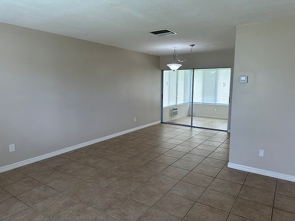 Spacious L-shape living/dining room