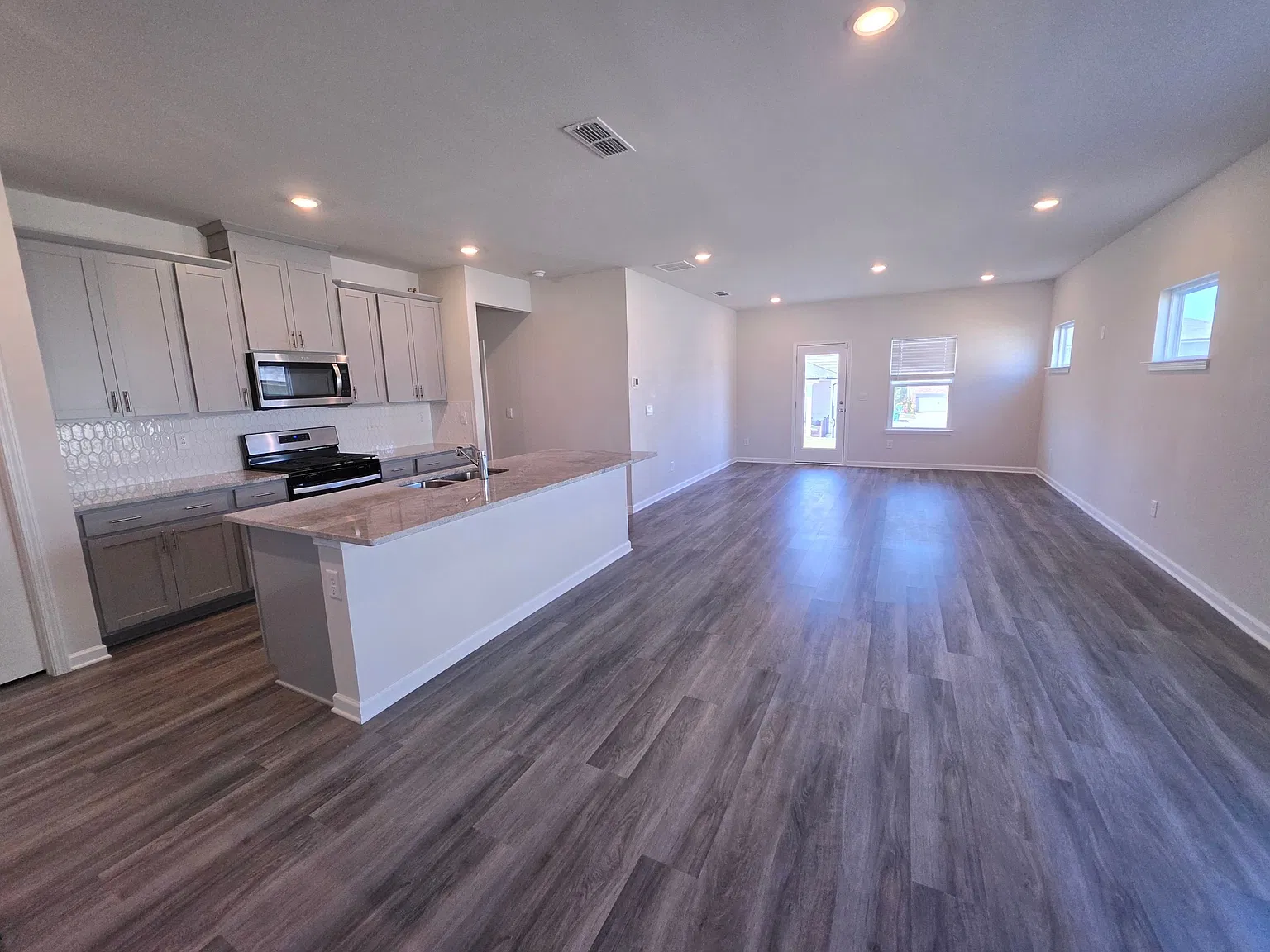 5 bed, 2432 sqft, $2,900 — Photo 2