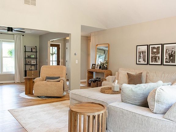 4th image of 900 N Honeysuckle Ln
