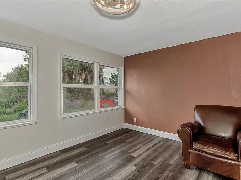 304 San Carlos Ave — Photo 12