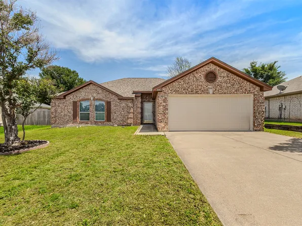 1012 High Crest Dr, Azle, TX 76020