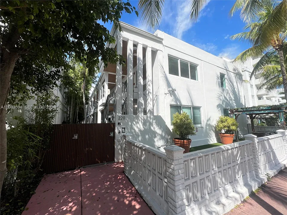 220 Collins Ave #8B