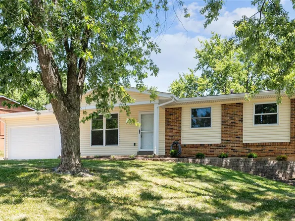3601 Arlington Dr, Saint Charles, MO 63303