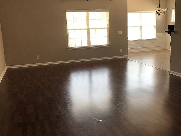 909 Rachel Ln — Photo 3