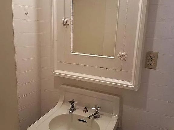 4th image of 107 N Main St #3