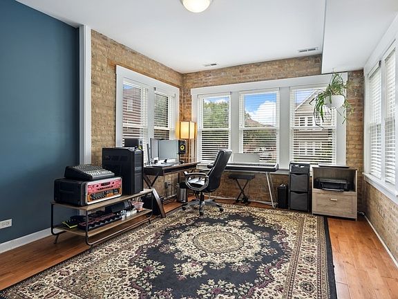 5th image of 3022 W Belle Plaine Ave APT 1