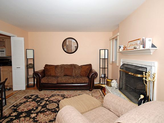 Spacious FR w/fireplace