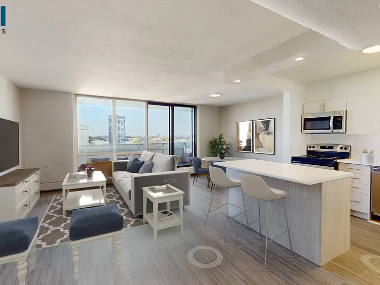 200 Gateway Blvd — Photo 1