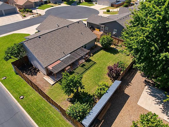2nd image of 695 NE Stone Ridge Ln